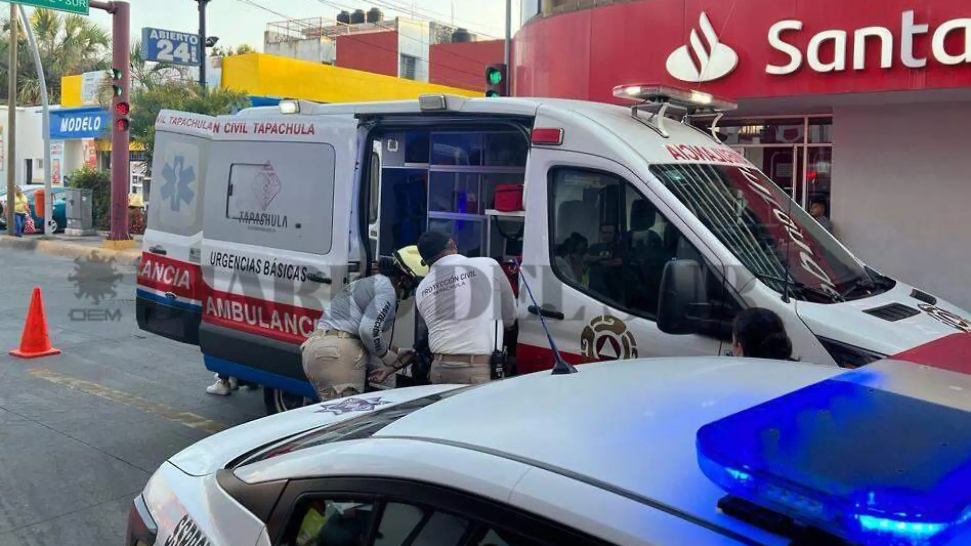 Paramédicos en ambulancia de PC